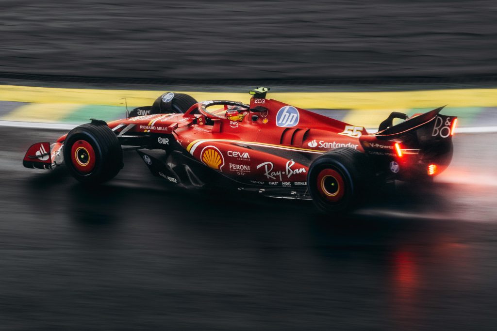 Carlos Sainz Jr. kör sin Ferrari i blött underlag.