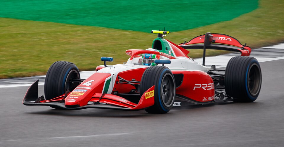 Italienska föraren Kimi Antonelli i sin Prema F2 under Storbritanniens Grand Prix 2024 på en blöt bana.