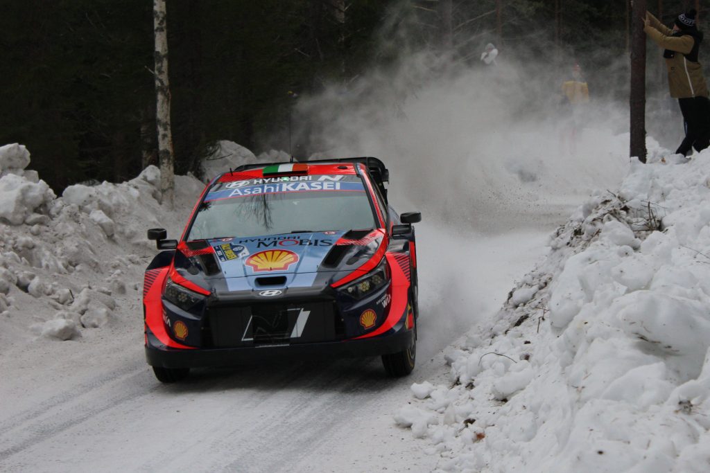 Hyundai år 2023 på det snöiga underlaget i Rally Sweden, Umeå.