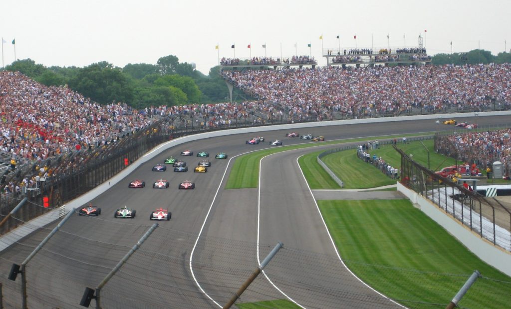 Bilarna positionerar sig i led inför starten av 2007 års upplaga av Indy 500.