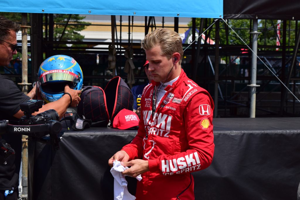 Svenske Marcus Ericsson förbereder sig inför race i sin röda overall i IndyCar.
