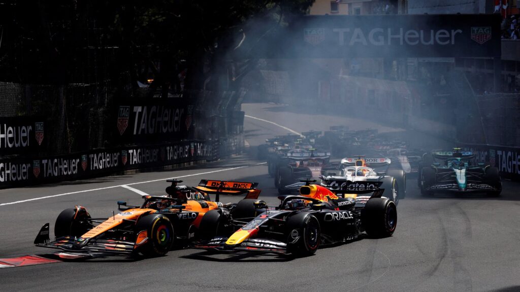 Verstappen på utsidan om Piastri i starten av Monacos Grand Prix 2025.