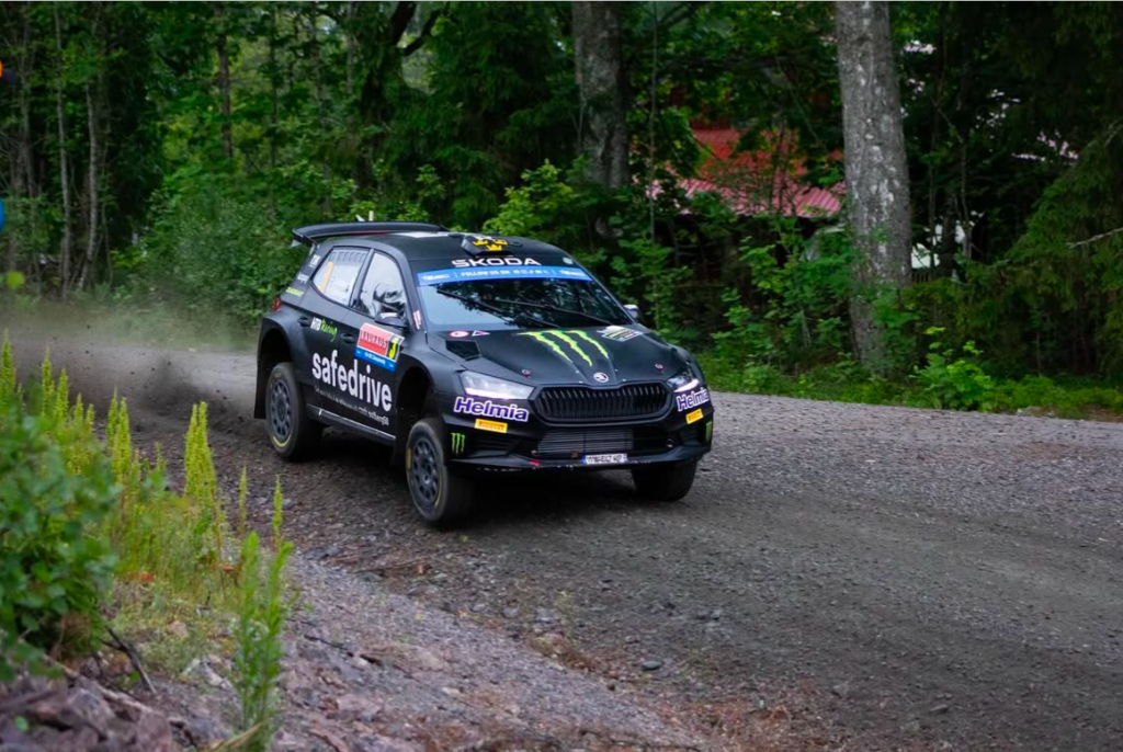 Oliver Solberg körandes i sin svartgrönt Monster-sponsrade Skoda Fabia Rally2 under Royal Rally of Scandinavia 2024.