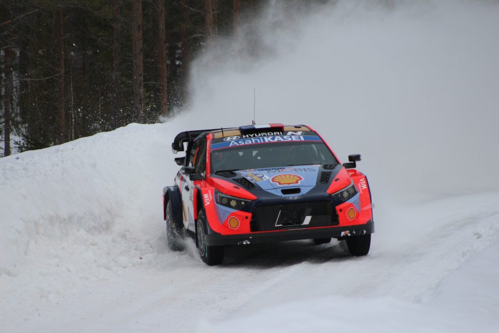 Adrien Fourmaux i sin röd-blåa Hyundai ses sladda på snö i vintriga Umeå, 2025.