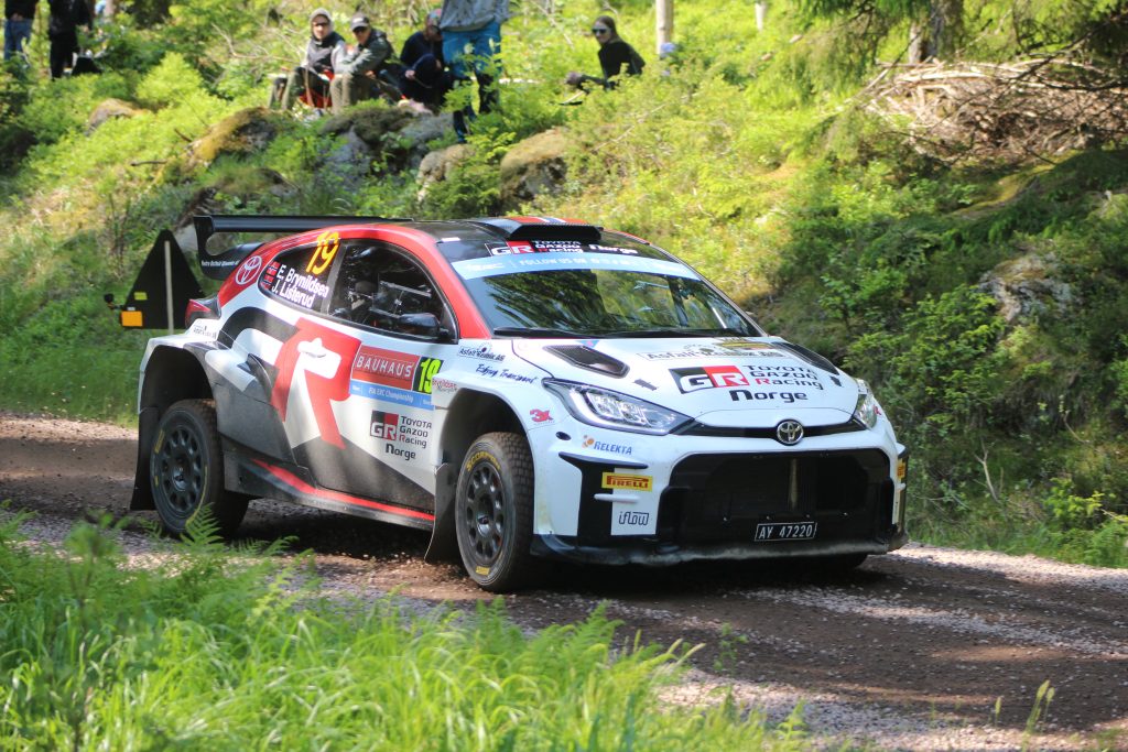 Norske Eyvind Brynildsen i sin vita Toyota Yaris Rally2 i Royal Rally of Scandinavia 2025.